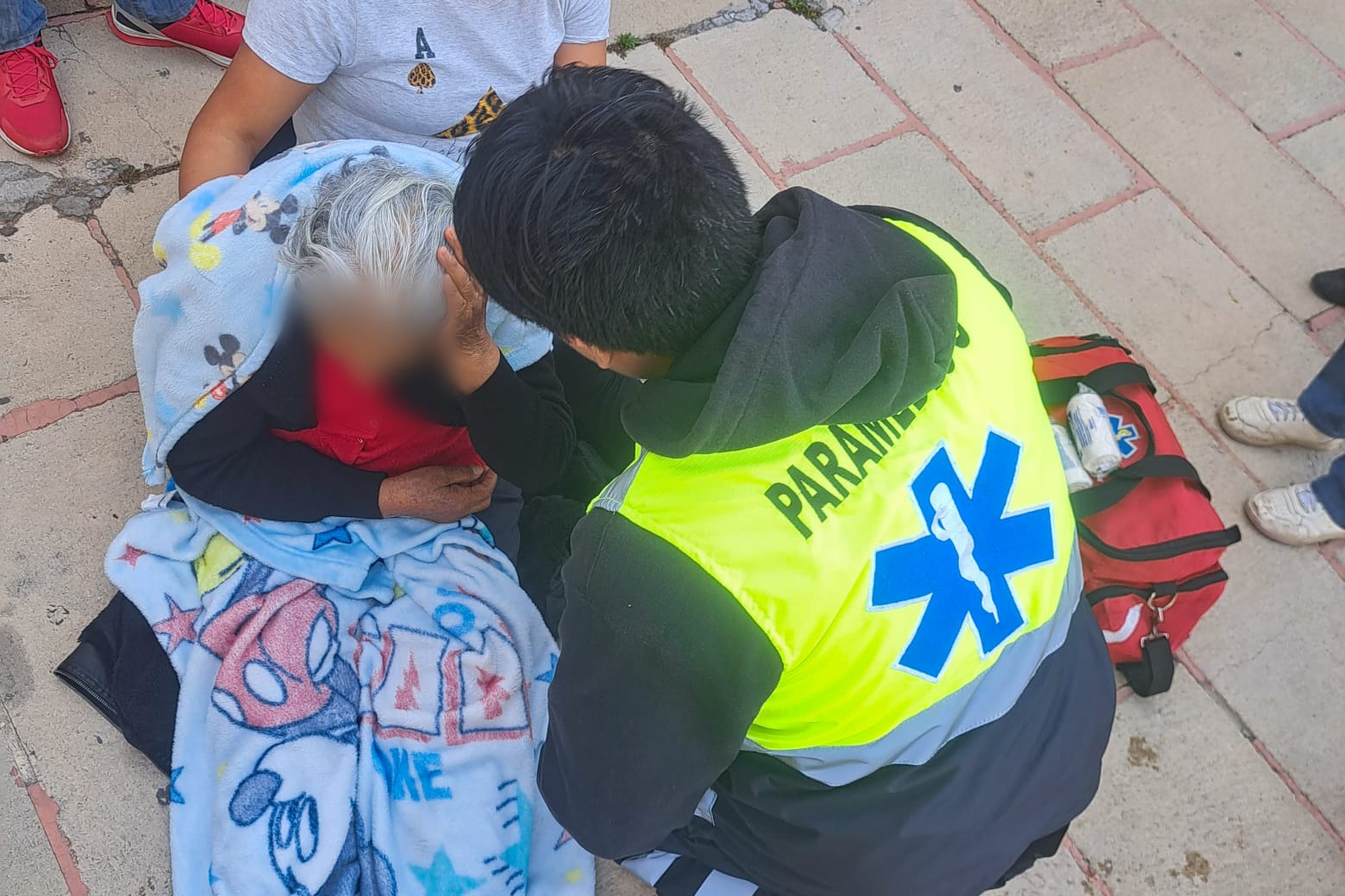 Atienden paramédicos de Protección Civil  municipal a mujer lesionada en la Basílica de Ocotlán